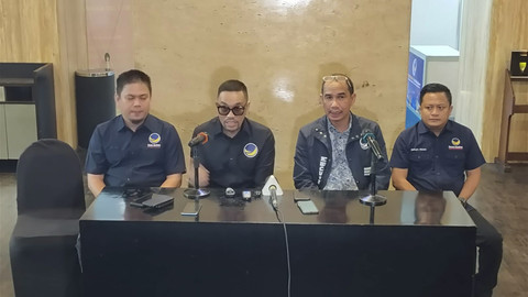 Bupati Kolaka Timur (kiri) Abdul Azis bersama Bendahara Umum Partai NasDem Ahmad Sahroni di Kota Makassar, Kamis (7/8/2025). Foto: kumparan