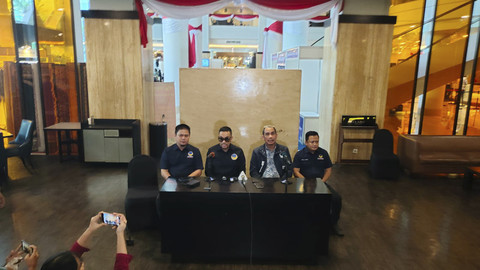 Bupati Kolaka Timur (kiri) Abdul Azis bersama Bendahara Umum Partai NasDem Ahmad Sahroni di Kota Makassar, Kamis (7/8/2025). Foto: kumparan