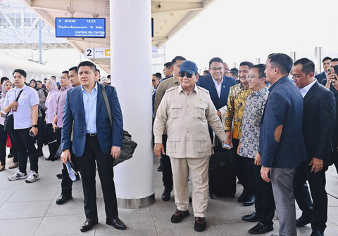 Presiden Republik Indonesia Prabowo Subianto kembali ke Jakarta naik Whoosh usai melakukan kunjungan kerja di Jawa Barat, Kamis (7/8/2025). Foto: Dok. Laily Rachev - Biro Pers Sekretariat Presiden