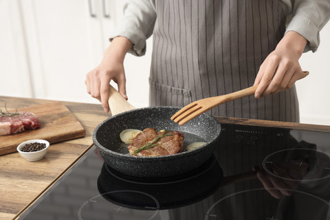 Ilustrasi Masak daging mentah spatula. Foto: Pixel-Shot/Shutterstock