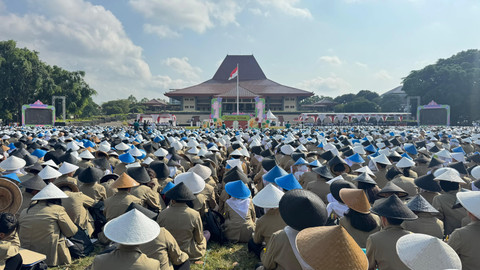 Mahasiswa baru Universitas Gadjah Mada (UGM) mengikuti upacara pembukaan Pengembangan Inisiatif dan Orientasi Mahasiswa Baru (PIONIR) UGM 2025, Senin (4/8). Foto: Pandangan Jogja