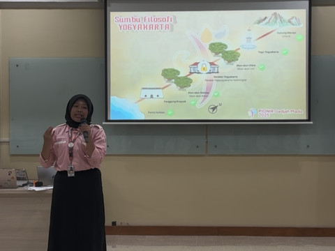 Co-fasilitator menyampaikan materi Sumbu Filosofi Yogyakarta di Kelas Keistimewaan Yogyakarta pada hari pertama PIONIR UGM 2025, Senin (4/8). Foto: Istimewa