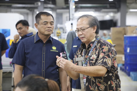 Dirjen Bea Cukai Djaka Budhi Utama (kiri) berkunjung ke PT Mattel Indonesia II (East Plan). Foto: Ditjen Bea Cukai