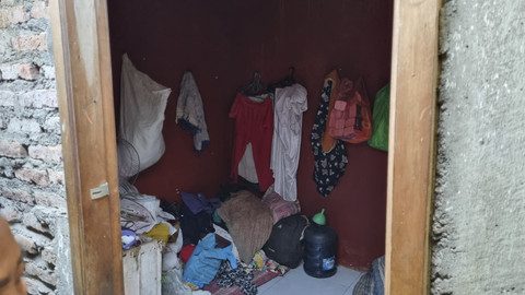 Kondisi kamar kos M Sarif (23) pria obesitas di Jalan Brawijaya Kedurus 1 No.54, Kecamatan Wonokromo, Surabaya, Kamis (7/8/2025). Foto: Farusma Okta Verdian/kumparan