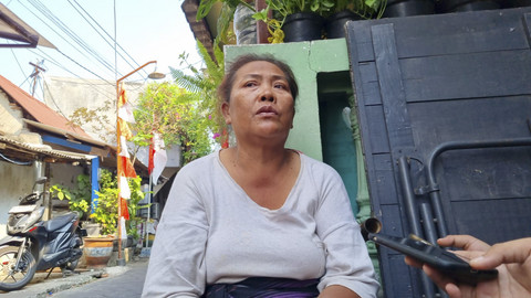 Turiyah (57), ibu pria obesitas di Surabaya bernama M Sarif, di Jalan Brawijaya Kedurus 1 No.54, Kecamatan Wonokromo, Surabaya, Kamis (7/8/2025). Foto: Farusma Okta Verdian/kumparan