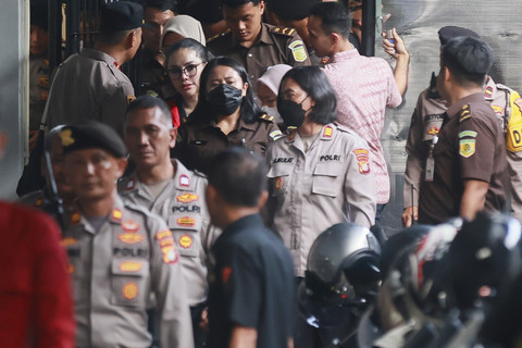 Terdakwa Nikita Mirzani berjalan keluar usai menjalani sidang lanjutan di Pengadilan Negeri, Jakarta Selatan, Kamis (7/8/2025). Foto: Agus Apriyanto