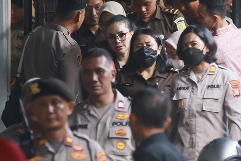 Terdakwa Nikita Mirzani berjalan keluar usai menjalani sidang lanjutan di Pengadilan Negeri, Jakarta Selatan, Kamis (7/8/2025). Foto: Agus Apriyanto