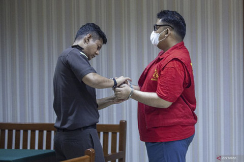Petugas kejaksaan membuka borgol terdakwa kasus narkoba Kompol Satria Nanda mantan Kasat Reserse Narkoba Polresta Barelang, saat akan menjalani sidang dengan agenda pembacaan vonis di Pengadilan Negeri (PN) Batam, Kepulauan Riau, Rabu (4/6/2025). Foto: Teguh Prihatna/ANTARA FOTO