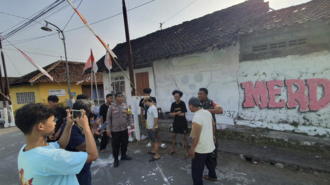 Mural One Piece di sebuah tembok rumah di Dusun Temulawak, Triharjo, Kapanewon Sleman, Kabupaten Sleman dihapus oleh pemuda, Kamis (7/8) sore. Foto: Arfiansyah Panji Purnandaru/kumparan