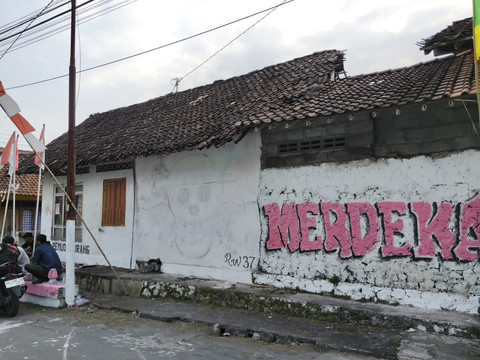 Mural One Piece di sebuah tembok rumah di Dusun Temulawak, Triharjo, Kapanewon Sleman, Kabupaten Sleman dihapus oleh pemuda, Kamis (7/8) sore. Foto: Arfiansyah Panji Purnandaru/kumparan