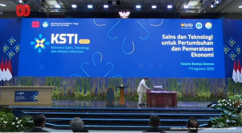 Momen Presiden Prabowo Subianto menggeser kotak dengan bintang 4 saat sebelum berikan sambutan di Acara Konvensi Sains dan Teknologi dan Industri Indonesia (KSTI) di Sabuga ITB, Bandung, Jawa Barat, Kamis (7/8/2025). Foto: Youtube/Sekretariat Presiden