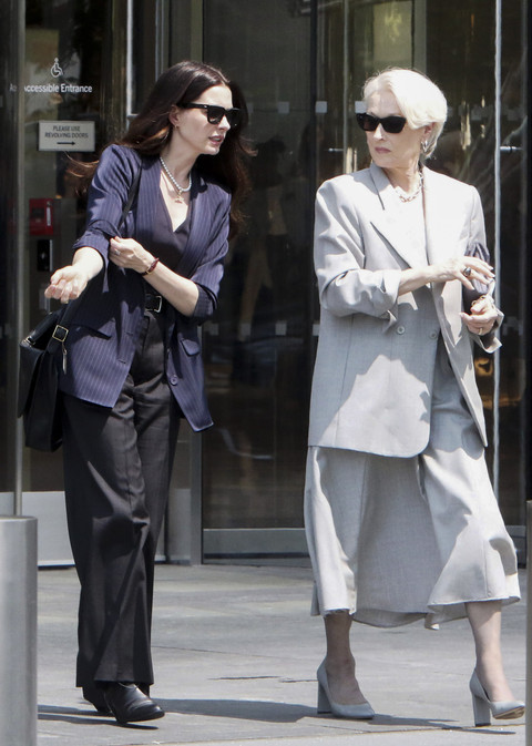 Anne Hathaway dan Meryl Streep di lokasi syuting The Devil Wears Prada 2 di New York City, AS (29/7/2025). Foto: IMAGO/MediaPunch via Reuters Connect