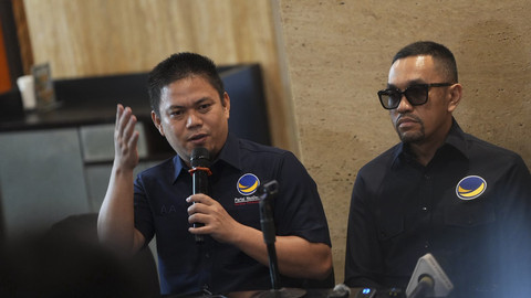 Bupati Kolaka Timur Abdul Azis (kiri) dan Bendahara Umum Partai NasDem Ahmad Sahroni di Kota Makassar, Kamis (7/8/2025). Foto: Dok. Istimewa