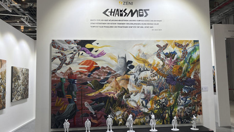 Karya seni Galeri Zen1 yang dipamerkan di Art Moments Jakarta 2025 pada Kamis (7/8/2025). Foto: Gitario Vista Inasis/kumparan