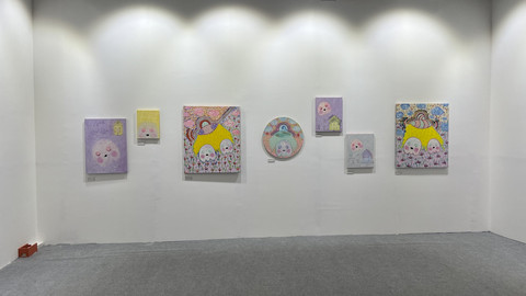 Karya seni yang dipamerkan di Art Moments Jakarta 2025 pada Kamis (7/8/2025). Foto: Gitario Vista Inasis/kumparan