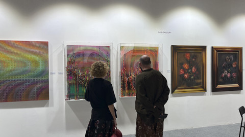 Pengunjung yang sedang melihat karya seni yang dipamerkan di Art Moments Jakarta 2025 pada Kamis (7/8/2025). Foto: Gitario Vista Inasis/kumparan