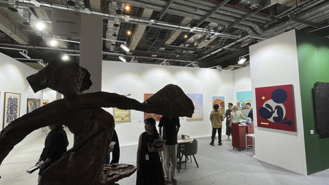 Karya seni ISA Art Galeri yang dipamerkan di Art Moments Jakarta 2025 pada Kamis (7/8/2025). Foto: Gitario Vista Inasis/kumparan