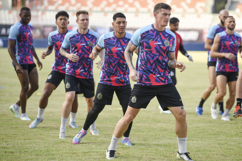 Pesepak bola asing asal Montenegro Slavko Damjanovic (kanan), Andres Nieto (kedua kanan), Moises Gaucho (ketiga kiri) dan Shanyder Borgelin (kiri) berlatih saat mengikuti sesi latihan resmi di GOR Segiri Samarinda, Kalimantan Timur, Kamis (7/8/2025). Foto: M Risyal Hidayat/ANTARA FOTO