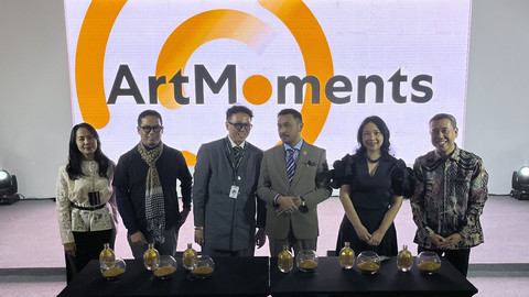 Co-Founder dan Fair Director ArtMoments Jakarta, Sendy Widjaja, (ketiga kiri), Wakil Menteri Kebudayaan Giring Ganesha (ketiga kanan) dalam acara konferensi pers ArtMoments Jakarta 2025 pada Kamis (7/8/2025). Foto: Gitario Vista Inasis/kumparan