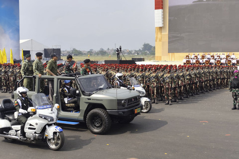 Menhan Sjafrie Sjamsoeddin, Panglima TNI Jenderal Agus Subiyanto serta tiga kepala staf angkatan meninjau gladi bersih Upacara Gelar Pasukan Operasional dan Kehormatan Militer di Lapangan Udara Suparlan, Batujajar, Bandung, Jumat (8/8/2025). Foto: Luthfi Humam/kumparan