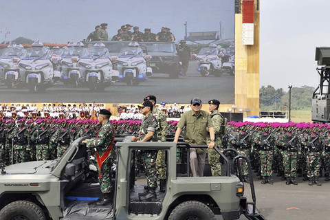 Menhan Sjafrie Sjamsoeddin, Panglima TNI Jenderal Agus Subiyanto serta tiga kepala staf angkatan meninjau gladi bersih Upacara Gelar Pasukan Operasional dan Kehormatan Militer di Lapangan Udara Suparlan, Batujajar, Bandung, Jumat (8/8/2025). Foto: Luthfi Humam/kumparan