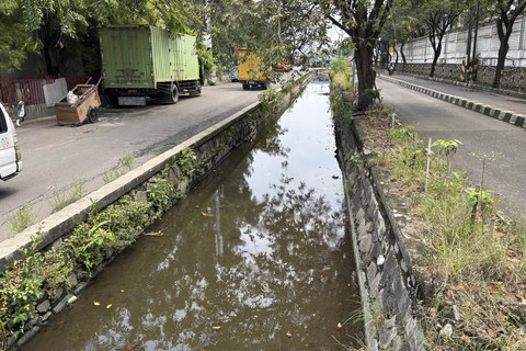 Lokasi penemuan mayat di belakang Emporium Mall Pluit, Penjaringan, Jakarta Utara, Jumat (8/8/2025). Foto: Abid Raihan/kumparan