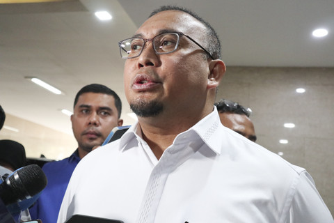 Wakil Ketua Komisi VI DPR RI sekaligus Penasihat Semen Padang FC Andre Rosiade menyampaikan keterangan kepada wartawan saat tiba di Bareskrim Polri, Jakarta, Jumat (8/8/2025). Foto: Febria Adha Larasati/kumparan