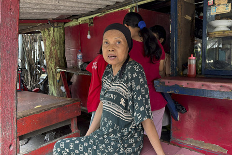 Pemilik warung makan dekat lokasi penemuan mayat, di kali belakang Emporium Pluit Mall, Penjaringan, Jakarta Utara, Astuna (60) pada Jumat (8/8/2025). Foto: Abid Raihan/kumparan