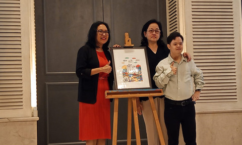 Karya Lukis Pemuda Down Syndrome Jadi Suvenir Tamu Hotel di Surabaya