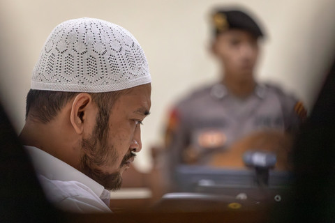 Terdakwa kasus penembakan yang menewaskan siswa SMKN 4 Semarang berinisial GRO (17) dan melukai dua pelajar S dan A, Aipda Robig Zaenudin mengikuti sidang pembacaan vonis di Pengadilan Negeri Semarang, Jawa Tengah, Jumat (8/8/2025). Foto: Aji Styawan/ANTARA FOTO
