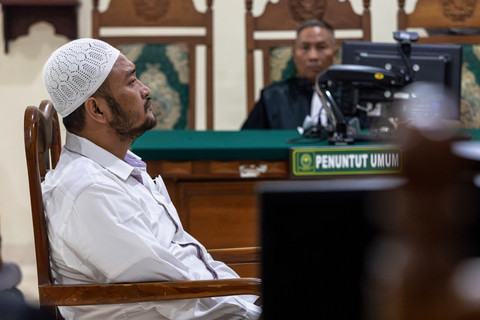 Terdakwa kasus penembakan yang menewaskan siswa SMKN 4 Semarang berinisial GRO (17) dan melukai dua pelajar S dan A, Aipda Robig Zaenudin mengikuti sidang pembacaan vonis di Pengadilan Negeri Semarang, Jawa Tengah, Jumat (8/8/2025). Foto: Aji Styawan/ANTARA FOTO