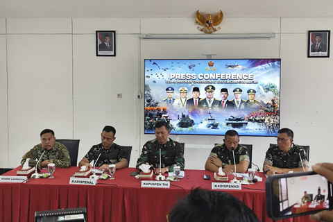 Kepala Pusat Penerangan (Kapuspen) TNI Mayjen Kristomei Sianturi (tengah) di Pusdiklatpassus, Batujajar, Bandung pada Jumat (8/10/2025). Foto: Luthfi Humam/kumparan