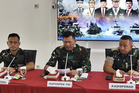 Kepala Pusat Penerangan (Kapuspen) TNI Mayjen Kristomei Sianturi (tengah) di Pusdiklatpassus, Batujajar, Bandung pada Jumat (8/10/2025). Foto: Luthfi Humam/kumparan