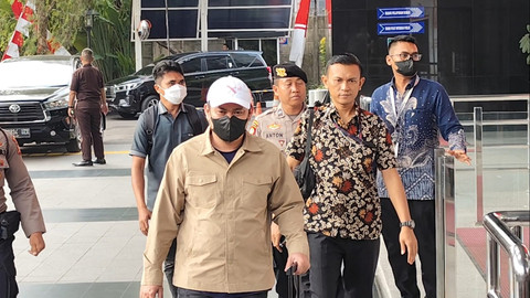 Bupati Kolaka Timur, Abdul Azis, tiba di Gedung Merah Putih KPK, Jakarta, Jumat (8/8).  Foto: Jonathan Devin/kumparan