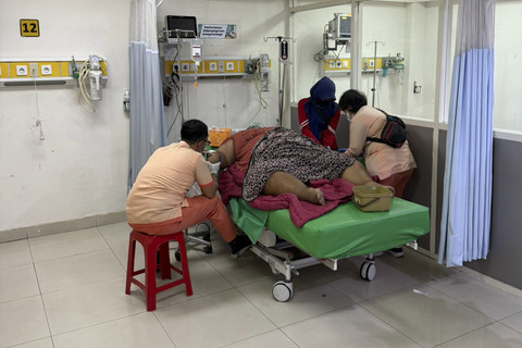Kondisi M Sarif (23 tahun), pria obesitas saat menjalani perawatan di RS Soewandhie Surabaya, Jumat (8/8/2025). Foto: Dok. Istimewa