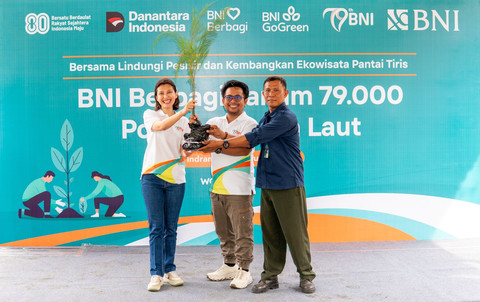 BNI dalam menggelar penanaman 79.000 bibit pohon cemara laut di Pantai Tiris, Indramayu dalam rangka merayakan ulang tahun ke-79 pada Jumat (8/8/2025). Foto: Dok. BNI