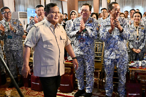 Presiden Prabowo Subianto memberikan pengarahan sekaligus melepas keberangkatan anggota Kamar Dagang dan Industri (KADIN) Indonesia menuju kegiatan retreat di Magelang, di kediaman Presiden di Hambalang, Kabupaten Bogor, Jumat (8/8). Foto: Dok. Istimewa