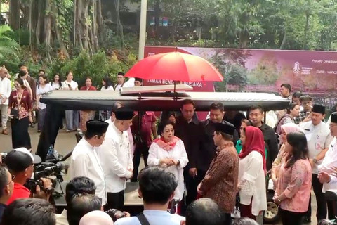 Presiden ke-5 RI Megawati Soekarnoputri dan Gubernur Jakarta Pramono Anung di Taman Bendera Pusaka, Jumat (8/8). Foto: Antara