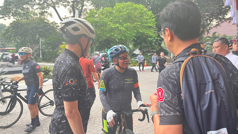 Gubernur DKI Jakarta Pramono Anung usai bersepeda bersama peserta acara Jakarta Diplomatic Cycling di Balai Kota DKI Jakarta, Gambir, Jakarta Pusat, Sabtu (9/8/2025). Foto: Nasywa Athifah/kumparan