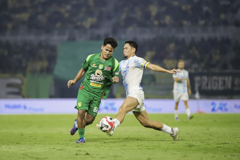 Pesepak bola Persebaya Surabaya Toni Firmansyah (kiri) berusaha melewati adangan pesepak bola PSIM Yogyakarta Reva Adi Utama (kanan) pada pertandingan BRI Super League 2025/2026 di Stadion Gelora Bung Tomo, Surabaya, Jawa Timur, Jumat (8/8/2025). Foto: Rizal Hanafi/ANTARA FOTO
