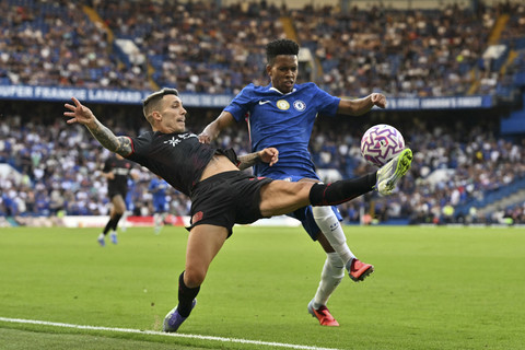 Pemain Chelsea William Estevao berebut bola dengan pemain Bayer Leverkusen Alejandro Grimaldo pada pertandingan pramsuim di Stamford Bridge, London, Inggris, Jumat (8/8/2025). Foto: Glyn Kirk/AFP