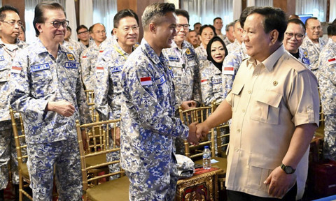 Presiden Prabowo Subianto dalam pengarahan dan pelepasan 230 anggota Kadin Indonesia menuju Akademi Militer Magelang, d... </div>
<div class=