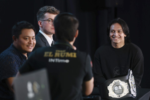 Aktor Jefri Nicol dan El Rumi mengikuti konferensi pers jelang pertandingan tinju di JICC, Senayan, Jakarta, Jumat (8/8/2025). Foto: Agus Apriyanto