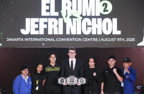 Aktor Jefri Nicol dan El Rumi mengikuti konferensi pers jelang pertandingan tinju di JICC, Senayan, Jakarta, Jumat (8/8/2025). Foto: Agus Apriyanto