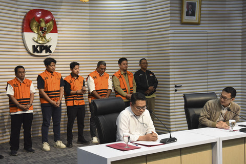 Plt Deputi Penindakan dan Eksekusi KPK Asep Guntur Rahayu bersama Juru Bicara KPK Budi Prasetyo memberikan keterangan terkait penahanan tersangka Bupati Kolaka Timur Abdul Azis... </div>
<div class=