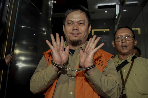 Bupati Kolaka Timur Abdul Azis (tengah) berjalan menuju mobil tahanan usai menjalani pemeriksaan pasca terjaring OTT KPK di Gedung Merah Putih KPK, Jakarta, Sabtu (9/8/2025) dini hari. Foto: Indrianto Eko Suwarso/ANTARA FOTO