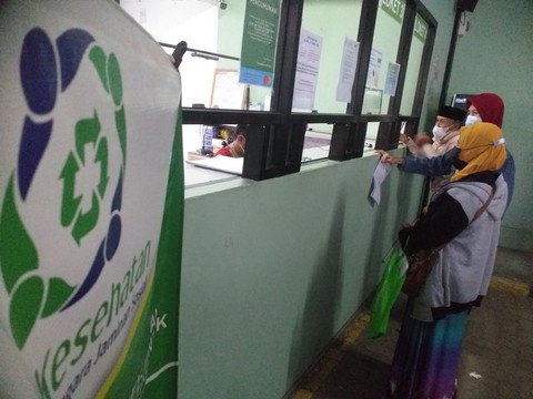 Masyarakat saat membayar iuran JKN di kantor BPJS Kesehatan. Foto: Dok. BPJS Kesehatan