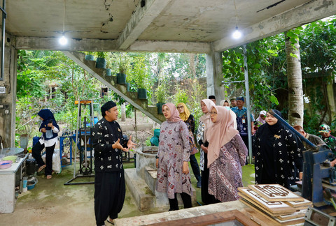 Bupati Banyuwangi, Ipuk Fiestiandani (kedua dari kiri) saat melakukan Bupati Ngantor di Desa (Bunga Desa) di Sky Farm, Desa Tegalharjo, Glenmore, Jumat (8/8/2025). Foto: Dok. Istimewa