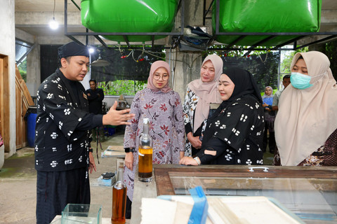 Bupati Banyuwangi, Ipuk Fiestiandani (kedua dari kiri) bersama salah satu pendiri Sky Farm Anita Yuni (kedua dari kanan) saat melihat budidaya pangan organik di Desa Tegalharjo, Glenmore, Jumat (8/8/2025). Foto: Dok. Istimewa