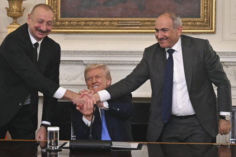 Presiden AS Donald Trump (tengah) menyaksikan Perdana Menteri Armenia Nikol Pashinyan berjabat tangan dengan Presiden Azerbaijan Ilham Aliyev  setelah menandatangani perjanjian di Gedung Putih di Washington DC,  Jumat (8/8/2025). Foto: Andrew Caballero-Reynolds/AFP